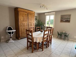 a dining room with a table and chairs at Sylvain & Barbara in Pendé