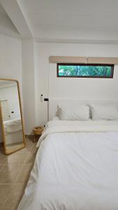 Ένα ή περισσότερα κρεβάτια σε δωμάτιο στο Tropical 1BR Bungalow in Rawai with Shared Pool