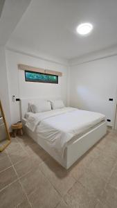 Ένα ή περισσότερα κρεβάτια σε δωμάτιο στο Tropical 1BR Bungalow in Rawai with Shared Pool