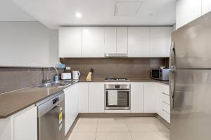 Η κουζίνα ή μικρή κουζίνα στο 11B Abnb-Style Charming 12 Mins Walk Train STA Free parking2BR