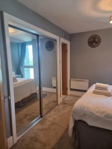 ロンドンにあるAbbey Road Roomのベッドと窓が見える寝室