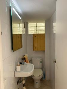 Koupelna v ubytování Apartment in La Pineda + 17 fotografií