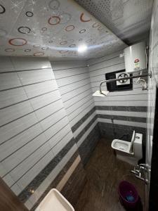 a bathroom with a toilet and a sink at Shree Banke Bihari Place in Khātu