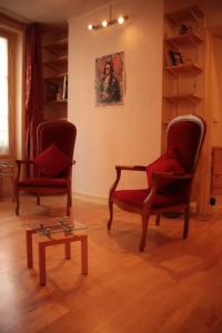 sala de estar con 2 sillas y mesa de centro en Saint Michel Notre Dame, en París