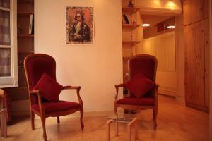 - deux chaises et une table dans le salon dans l'établissement Saint Michel Notre Dame, à Paris