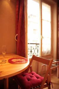 une table à manger avec une chaise et une fenêtre dans l'établissement Saint Michel Notre Dame, à Paris
