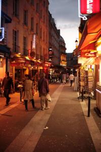 Un groupe de personnes marchant la nuit dans une rue de la ville dans l'établissement Saint Michel Notre Dame, à Paris