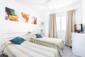 Zimmer mit 2 Betten und TV in der Unterkunft Home2Book Paradise Playa Las Vistas, Terrace in Los Cristianos