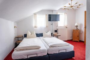 Ένα ή περισσότερα κρεβάτια σε δωμάτιο στο Gästehaus Alpenkranz