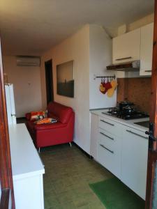 Η κουζίνα ή μικρή κουζίνα στο La terrazza sul blu - intero appartamento con vista Costa Rei