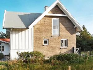 une maison avec un panneau solaire en haut dans l'établissement 5 person holiday home in Harboøre, à Harboør