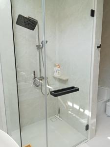 Et badeværelse på Luxury Design 3 Bedroom Villa AB2 + 15 billeder