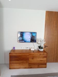 Et tv og/eller underholdning på Luxury Design 3 Bedroom Villa AB2