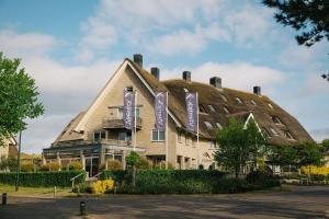 东弗利兰维里瑞克公寓的建筑的侧面有紫色标志