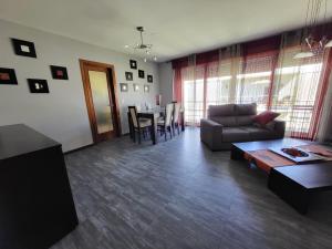 een woonkamer met een bank en een tafel bij Apartemento Cerveira in Vila Nova de Cerveira