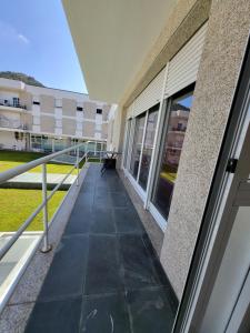 een balkon van een gebouw met een tafel erop bij Apartemento Cerveira in Vila Nova de Cerveira