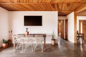 Televisyen dan/atau pusat hiburan di Big Bend Escape Designer Adobe with Mountain Views