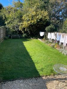 a yard with clothes hanging on a clothes line at Central Sevenoaks townhouse in Sevenoaks +2 photos