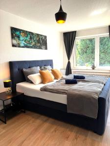 エッセンにあるChillCouture Chillen an der Zeche Zollverein, Chilling at Zeche Zollverein close to downtownの大きなベッドと枕のある寝室