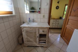 une salle de bain avec un lavabo et un miroir dans l'établissement Cottage Sächsische Schweiz, à Pirna 16 autres photos