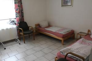 a room with a bed and a desk and a chair at Möblierte 2-Raum Wohnung in Ohrdruf OT Crawinkel Thüringen Wald in Ohrdruf