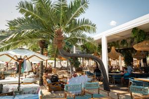 Restaurace v ubytování Sunny Beach Vila + 70 fotografií