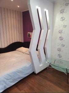 En eller flere senge i et værelse på Квартира