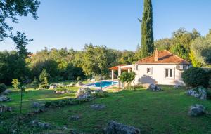 Bazén v ubytování House Rilovic by Villas Guide nebo v jeho okolí