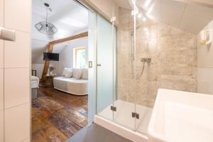 Un baño con ducha con puerta de cristal. en Gospoda Dębowiec520, en Bielsko-Biala