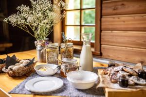 Una mesa con comida, frascos y flores encima. en Gospoda Dębowiec520, en Bielsko-Biala 22 fotos más