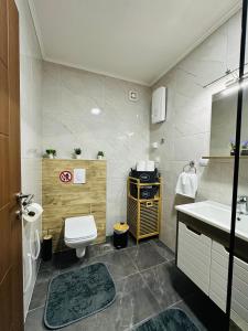 Bilik mandi di Chavdar Apartments