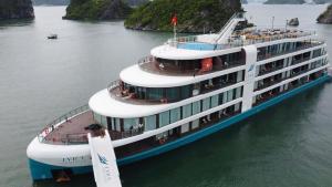 un gran crucero en un cuerpo de agua en Halong Lyra Grandeur Cruise, en Ha Long