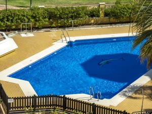 Bazén v ubytování Playa Grande - Playa Punta del Moral PPHG150P104 nebo v jeho okolí