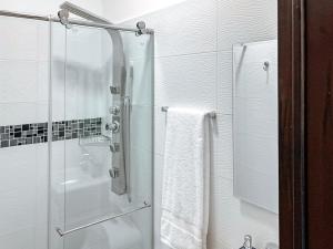 Et badeværelse på Fee4Me cosy flat near Neomundo