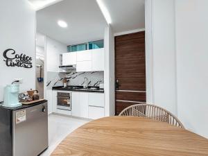 Køkken eller tekøkken på Fee4Me cosy flat near Neomundo