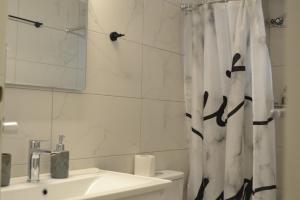 Phòng tắm tại Aiolos Sea loft central market Palaio Faliro +14 ảnh