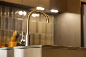 La salle de bains est pourvue d'un lavabo et d'un robinet. dans l'établissement Raua Luxury Queenstown Villa, à Queenstown 9 autres photos