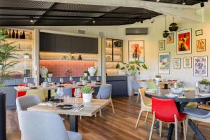 a restaurant with tables and chairs and a counter at Kremowa Residence by Solarento in Warsaw +11 photos