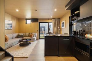 Køkken eller tekøkken på Te Awa Luxury Villa Queenstown