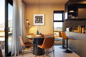 een keuken en eetkamer met een tafel en stoelen bij Tahuna Luxury Villa Queenstown in Queenstown