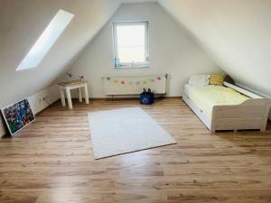 a attic bedroom with a bed and a window at Brockenblick in Blumenberg