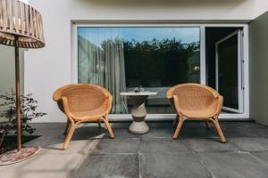 zwei Stühle und ein Tisch auf einer Terrasse in der Unterkunft Torel Terra Brava in Angra do Heroísmo