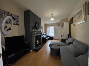 Televiisor ja/või meelelahutuskeskus majutusasutuses Cozy Room in Quiet Cul-de-Sac Near City Centre