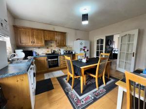 Köök või kööginurk majutusasutuses Cozy Room in Quiet Cul-de-Sac Near City Centre