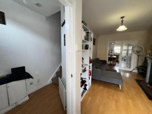 Köök või kööginurk majutusasutuses Cozy Room in Quiet Cul-de-Sac Near City Centre +16 fotot