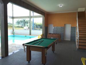 - un billard dans une pièce à côté de la piscine dans l'établissement Hotel Restaurante Boitupesca, à Boituva