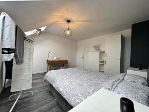 Voodi või voodid majutusasutuse Cozy Room in Quiet Cul-de-Sac Near City Centre toas