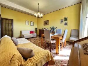 Un dormitorio con una cama y una mesa y sillas. en Panorama House, en Sinalunga
