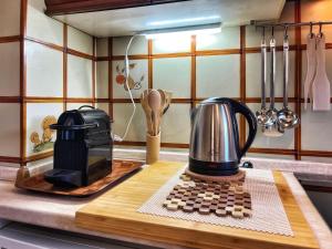 - Cafetera en la encimera de la cocina en Panorama House, en Sinalunga