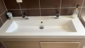 a white sink in a bathroom at Maison familiale à Nantes Orvault in Orvault +6 photos